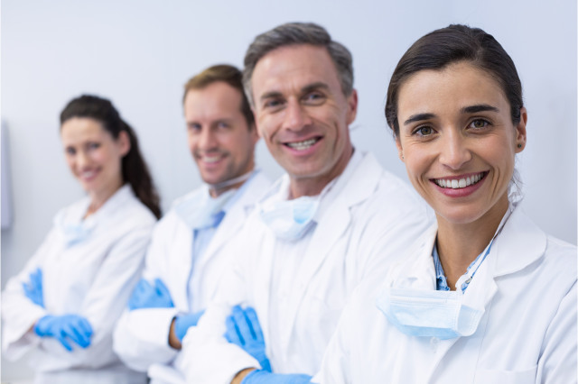 Imagen de especialistas sonriendo para tema de Branding personal para odontólogos